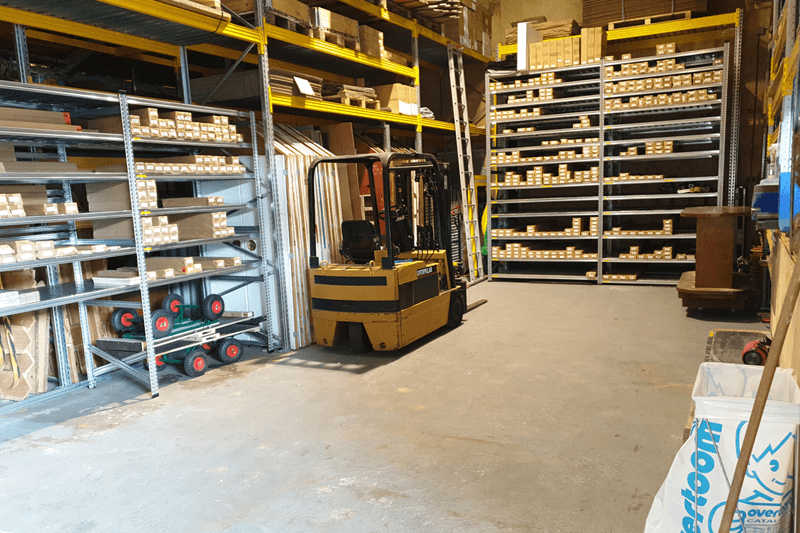 Volle Gestelle mit Spiegelrahmen Volle Gestelle mit Spiegelrahmen.