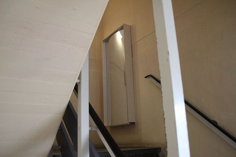  Dans la cage d'escalier, nous avons accroché 3 miroirs saumon au premier et au deuxième étage.