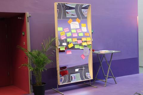 A (laughing) mirror of possibilities. During a network meeting, visitors could post their search query on the XXL mirror with a post-it. Very successful initiative!