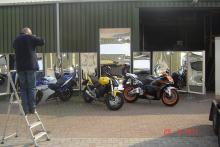  De fotograaf van motorblad Moto 73 in aktie om de lachspiegel goed in combinatie met de motor te fotograferen.
